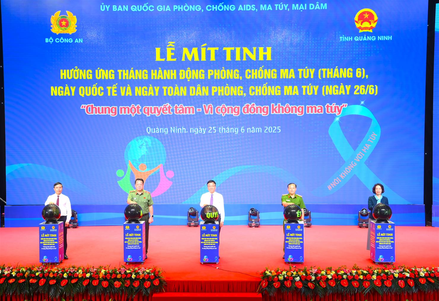 Các đại biểu thực hiện nghi thức phát động Tháng hành động.