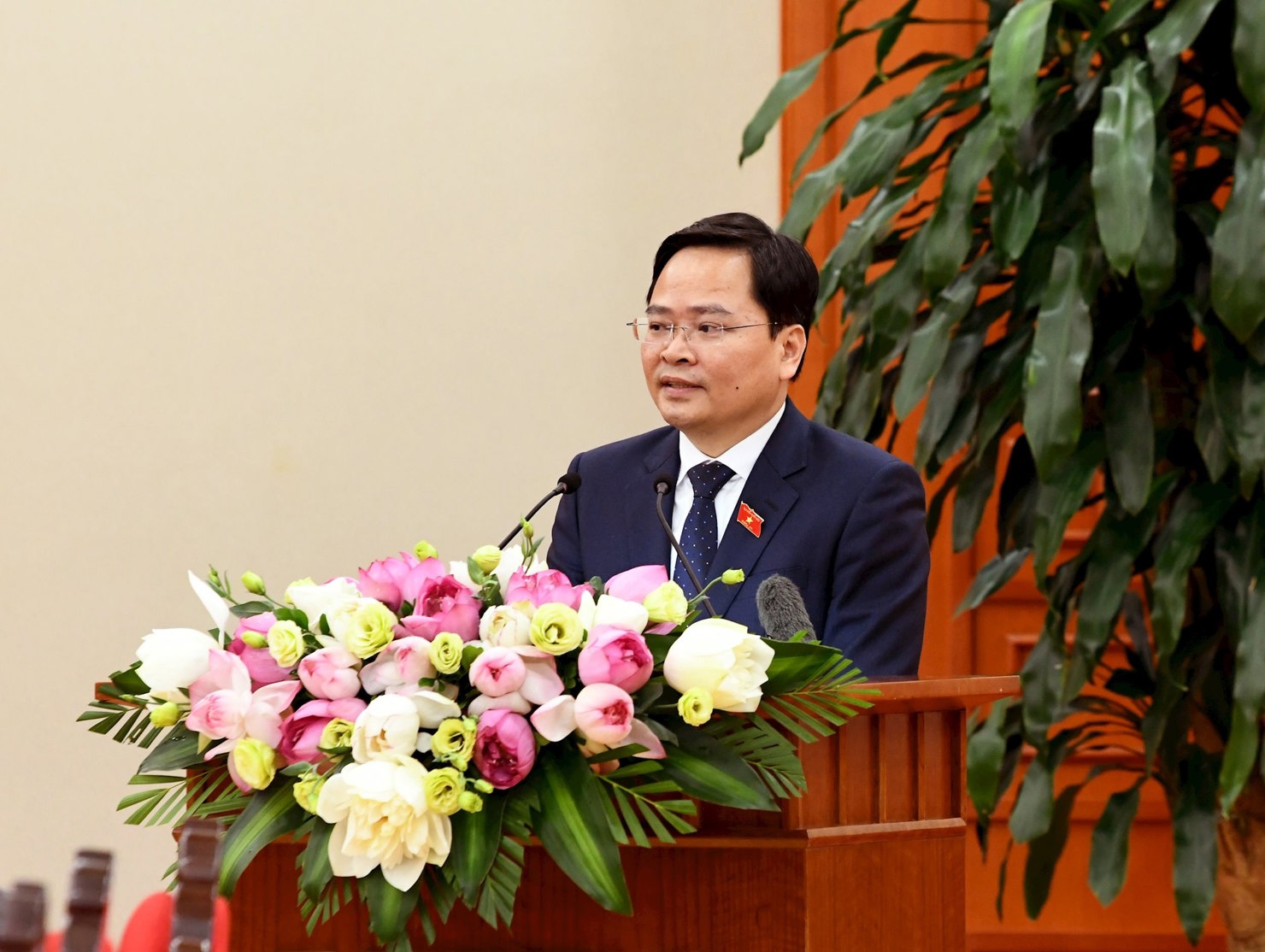 Bí thư Tỉnh ủy, Trưởng Đoàn ĐBQH tỉnh Bắc Ninh, Chủ tịch Nhóm ĐBQH trẻ Nguyễn Anh Tuấn phát biểu. Ảnh: Lâm Hiển. 