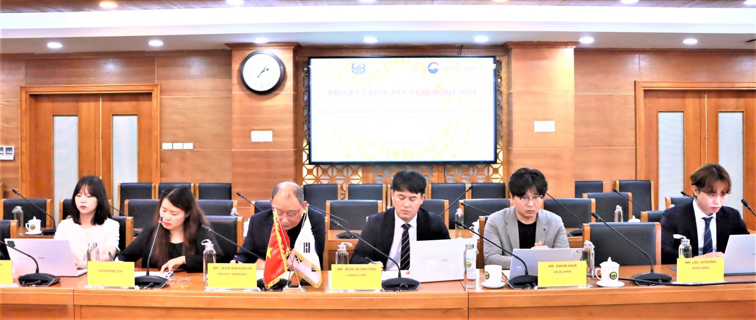 Tiến sĩ Jeon Baekgeun và ông Won Seonyong cùng các cán bộ công ty OCEAN-IT tại Lễ khởi động Dự án