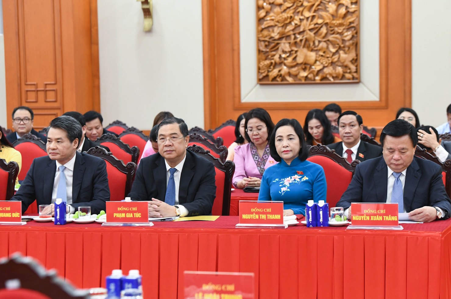 Giám đốc Học viện Chính trị Quốc gia Hồ Chí Minh, Chủ tịch Hội đồng Lý luận Trung ương Nguyễn Xuân Thắng; Phó Chủ tịch Quốc hội Nguyễn Thị Thanh và các đại biểu dự cuộc gặp mặt. Ảnh: Lâm Hiển.
