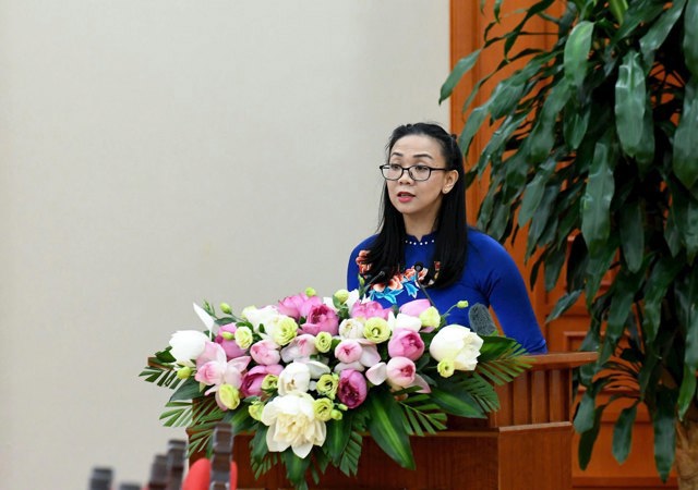 ĐBQH Trịnh Thị Tú Anh (Lâm Đồng) phát biểu tại cuộc gặp mặt. Ảnh: Lâm Hiển.