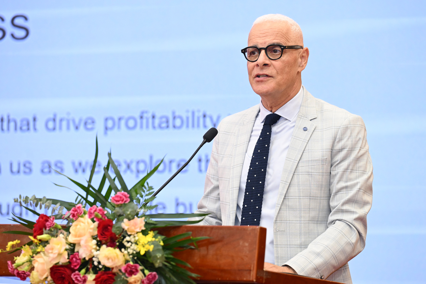 Ông Sam Hanna - Giám đốc điều hành và Phó chủ tịch Strategy ASEAN Shell Global Lubricants chia sẻ tại Hội thảo.