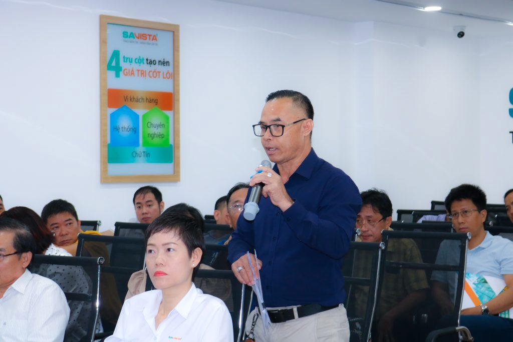 Đại diện Ban quản trị nêu câu hỏi về thuế và hóa đơn chứng từ. Ảnh: SAVISTA