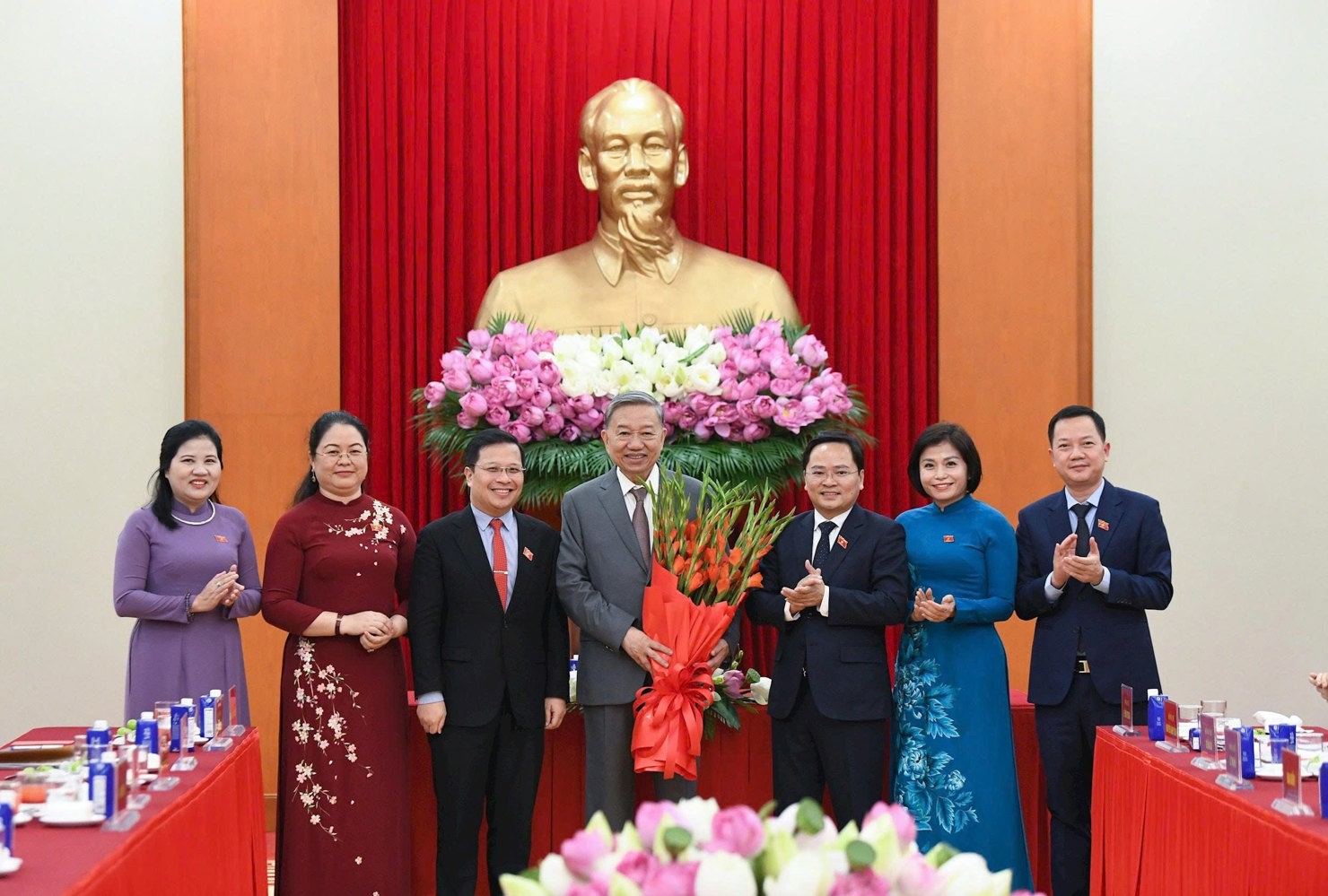 Thường trực Nhóm ĐBQH trẻ tặng hoa Tổng Bí thư Tô Lâm. Ảnh: Lâm Hiển.