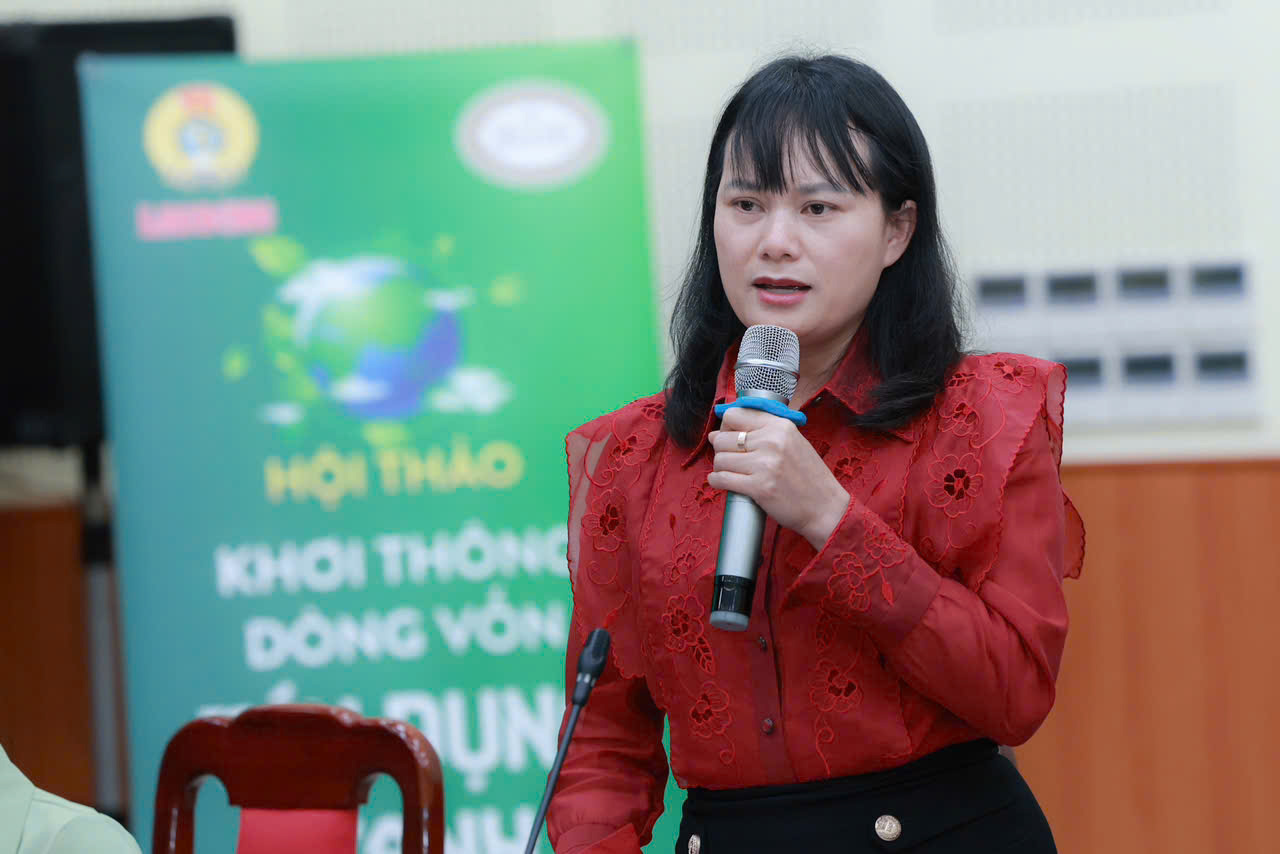 Bà Phùng Thị Bình, Phó Tổng Giám đốc Agribank phát biểu, chia sẻ về tầm quan trọng của việc Khơi thông dòng vốn tín dụng xanh.