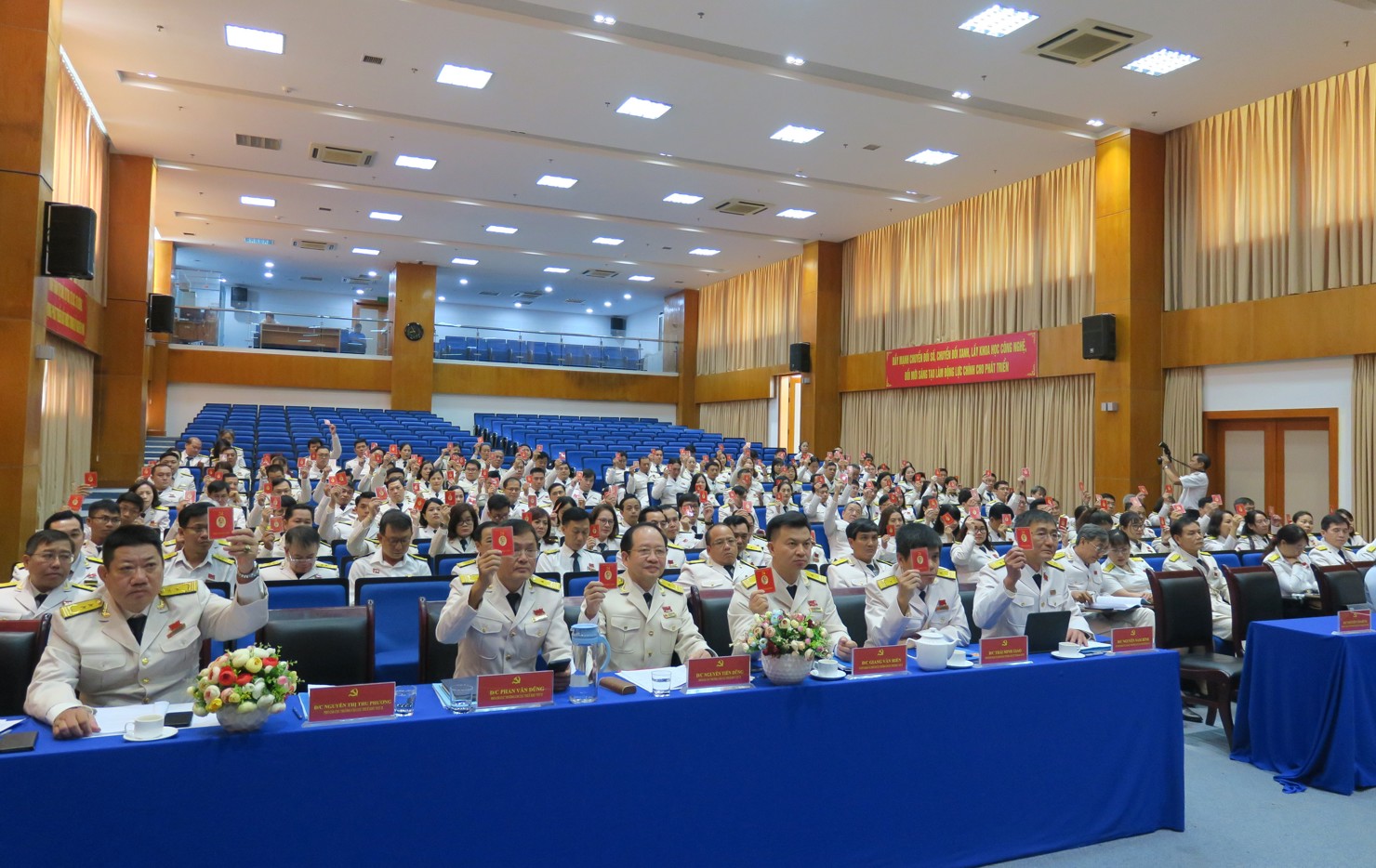 C&aacute;c Đại biểu biểu quyết th&ocirc;ng qua Nghị quyết Đại hội Đảng bộ Chi cục Thuế khu vực II nhiệm kỳ 2025-2030. Ảnh: Đức Mỹ