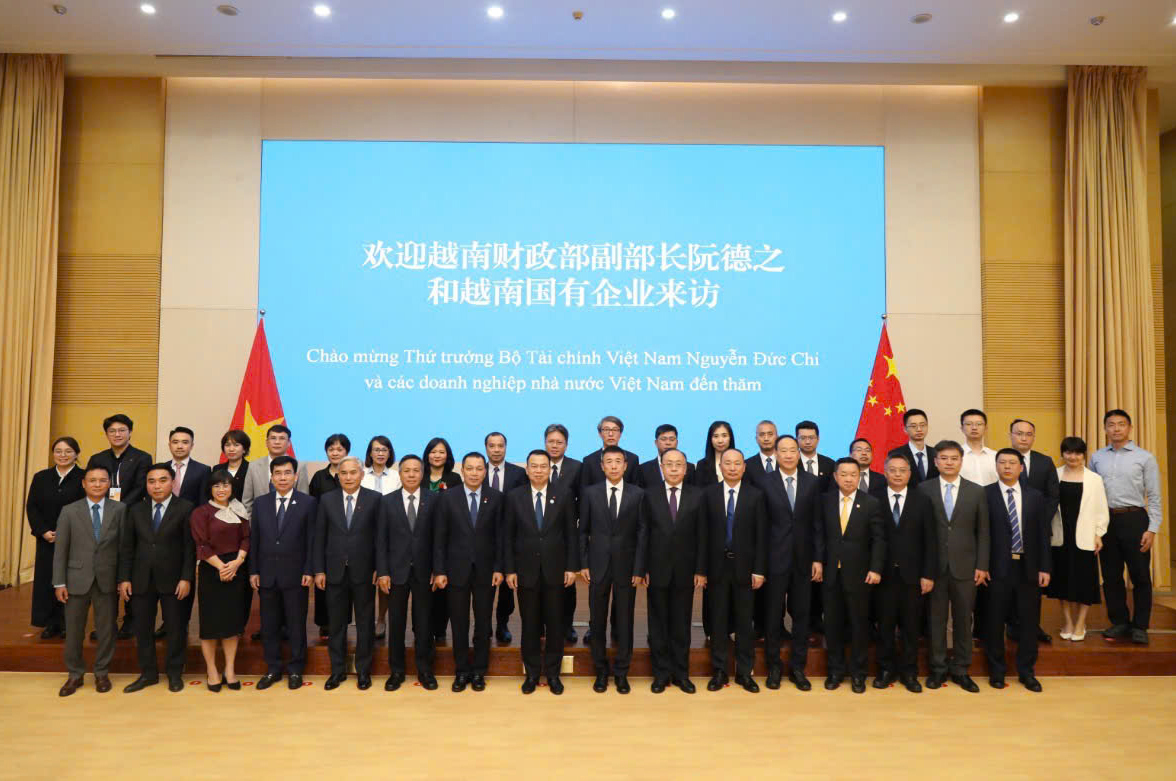 Đại biểu hai bên chụp ảnh lưu niệm.