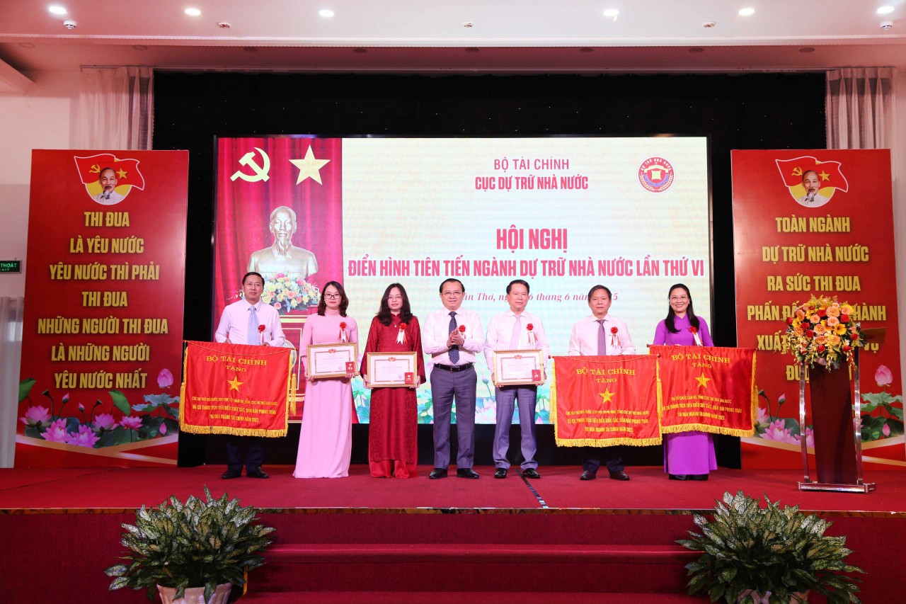 Thứ trưởng Lê Tấn Cận trao Cờ Thi đua của Bộ Tài chính cho 3 tập thể và Danh hiệu Chiến sĩ thi đua ngành Tài chính cho 3 cá nhân thuộc Cục Dự trữ Nhà nước.