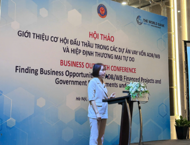 Bà Nguyễn Thị Thúy Hằng - Phó Cục trưởng Cục Quản lý đấu thầu phát biểu khai mạc Hội thảo