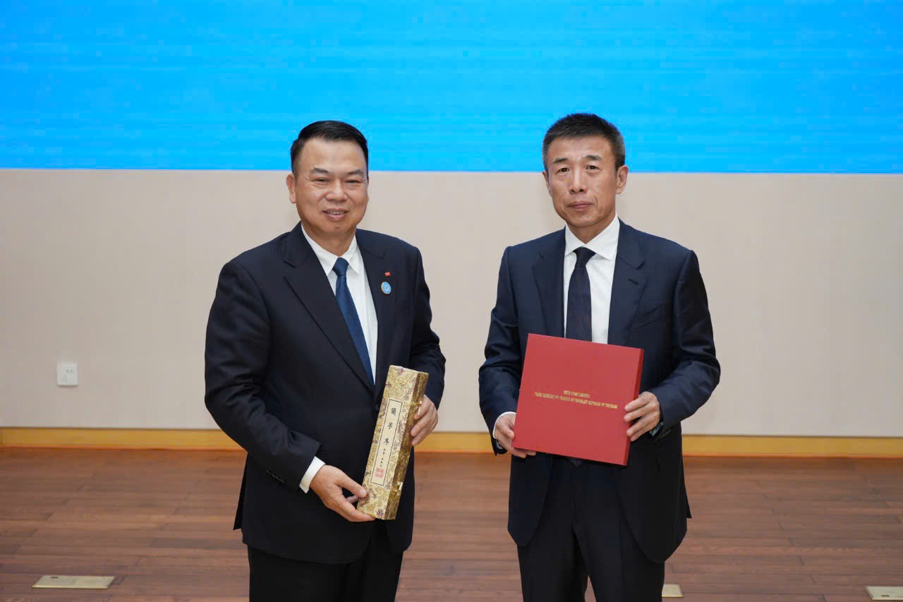 Thứ trưởng Bộ Tài chính Nguyễn Đức Chi và Phó Chủ nhiệm Ủy ban Giám sát và Quản lý tài sản Nhà nước, Quốc vụ viện Trung Quốc Lý Trấn trao quà lưu niệm.