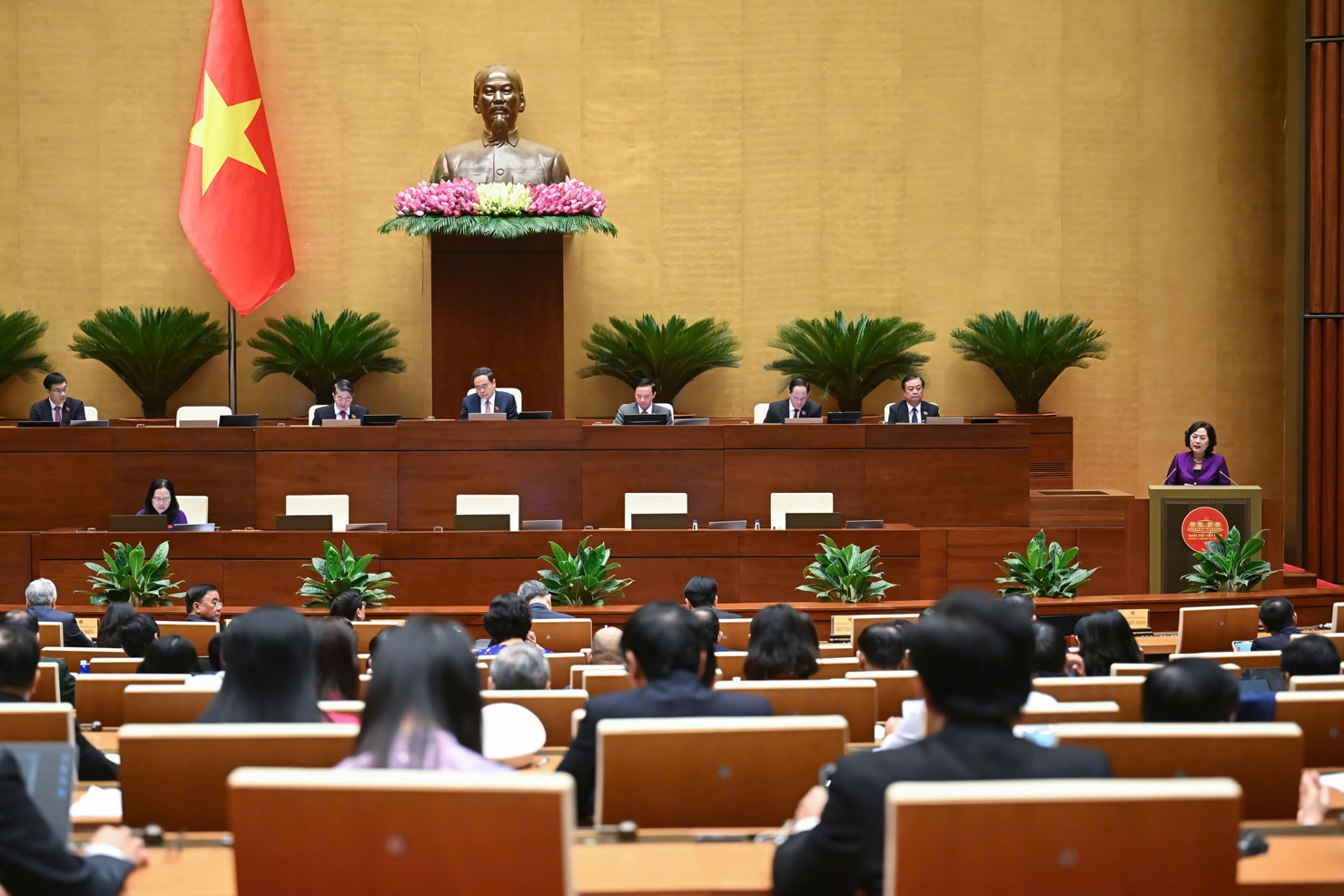 Thống đốc NHNN Nguyễn Thị Hồng báo cáo giải trình.
