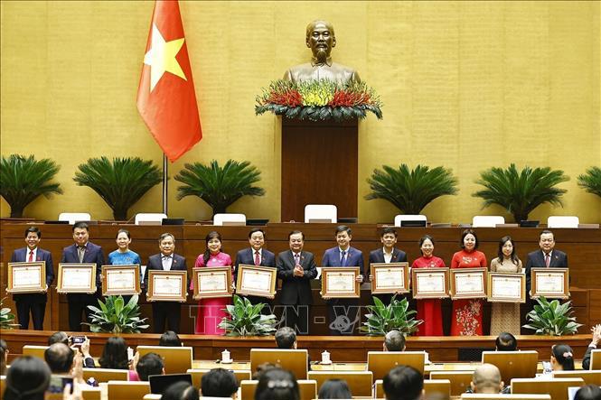 Phó Chủ tịch Quốc hội Lê Minh Hoan trao tặng Bằng khen cho các Trưởng đoàn, Phó Trưởng đoàn chuyên trách có thành tích xuất sắc trong hoạt động của Đoàn đại biểu Quốc hội khoá XV - Ảnh: TTXVN.