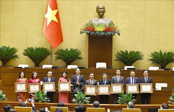 Phó Chủ tịch Quốc hội Trần Quang Phương trao tặng Bằng khen cho các Trưởng đoàn, Phó Trưởng đoàn chuyên trách có thành tích xuất sắc trong hoạt động của Đoàn đại biểu Quốc hội khoá XV - Ảnh: TTXVN.