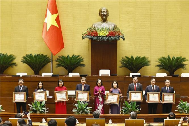 Phó Chủ tịch Quốc hội Nguyễn Thị Thanh trao tặng Bằng khen cho các Trưởng đoàn, Phó Trưởng đoàn chuyên trách có thành tích xuất sắc trong hoạt động của Đoàn đại biểu Quốc hội khoá XV - Ảnh: TTXVN.