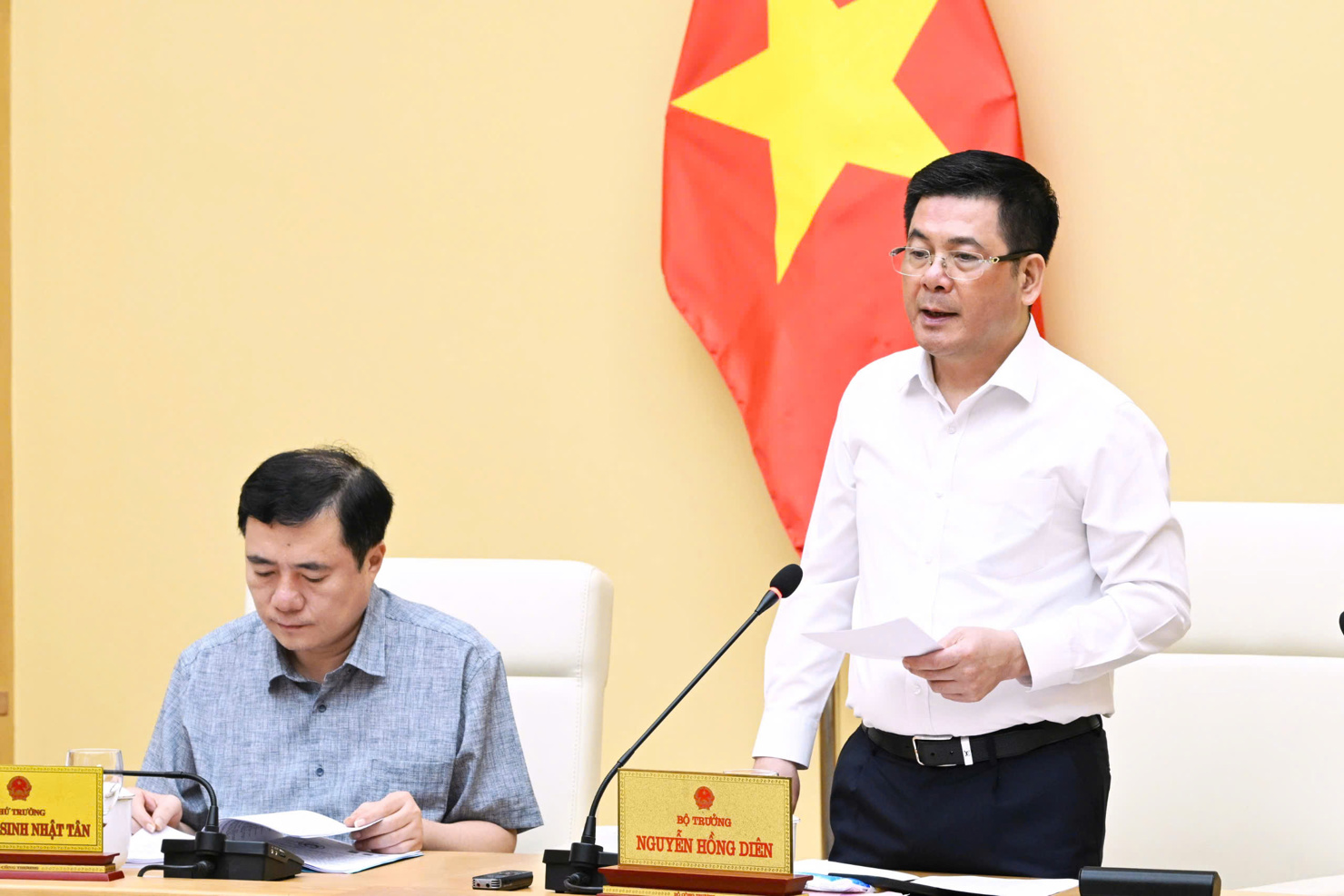 Bộ trưởng Bộ C&ocirc;ng Thương nhấn mạnh sẽ đồng h&agrave;nh c&ugrave;ng ch&iacute;nh quyền địa phương trong phục vụ người d&acirc;n v&agrave; doanh nghiệp.
