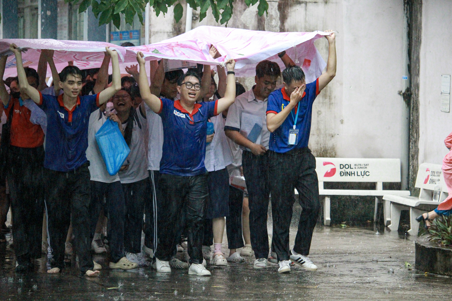 Sinh vi&ecirc;n t&igrave;nh nguyện lu&ocirc;n đồng h&agrave;nh, s&aacute;t c&aacute;nh c&ugrave;ng c&aacute;c sĩ tử.&nbsp;