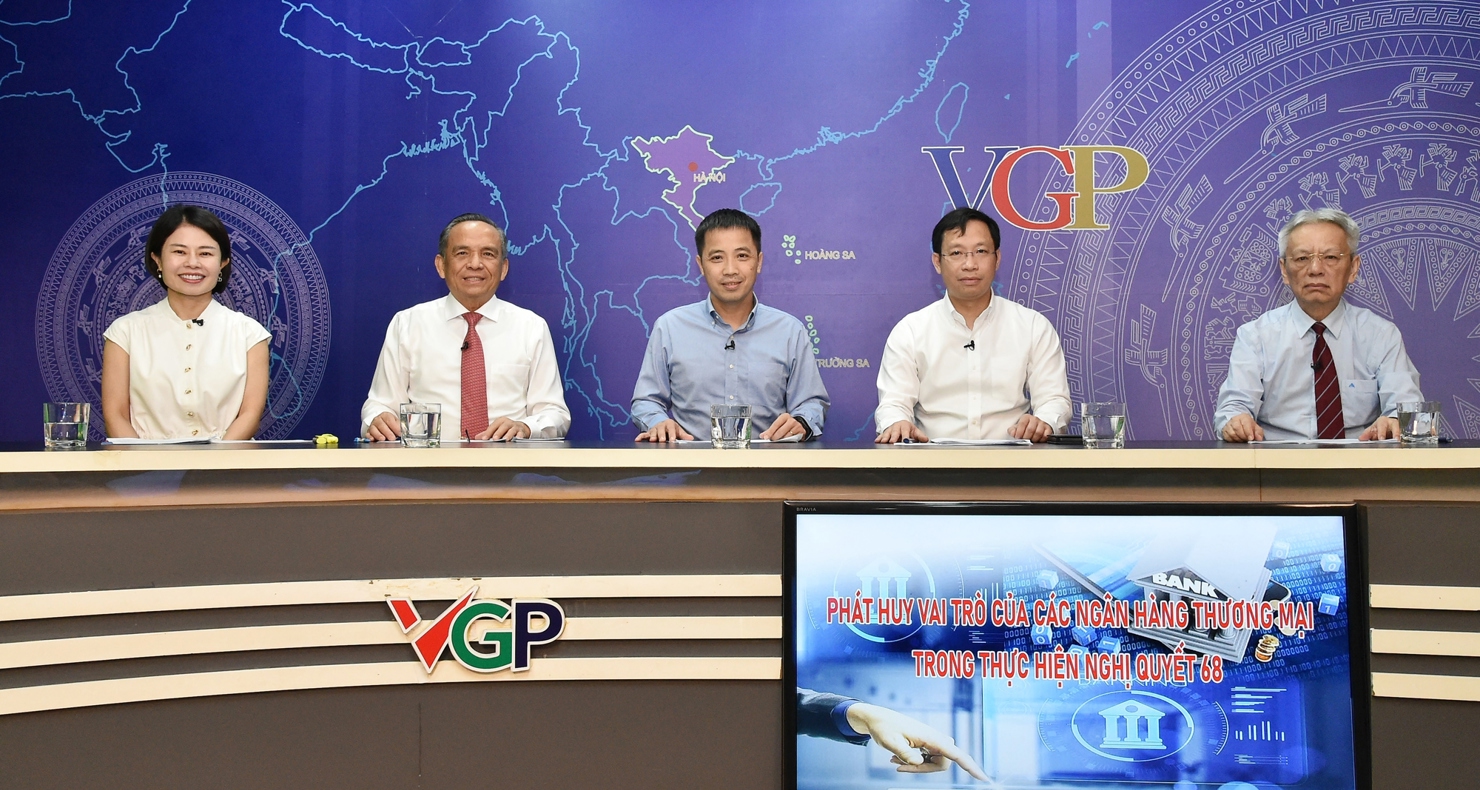 Các khách mời tham dự Tọa đàm Phát huy vai trò của các ngân hàng thương mại trong thực hiện Nghị quyết 68-NQ/TW.