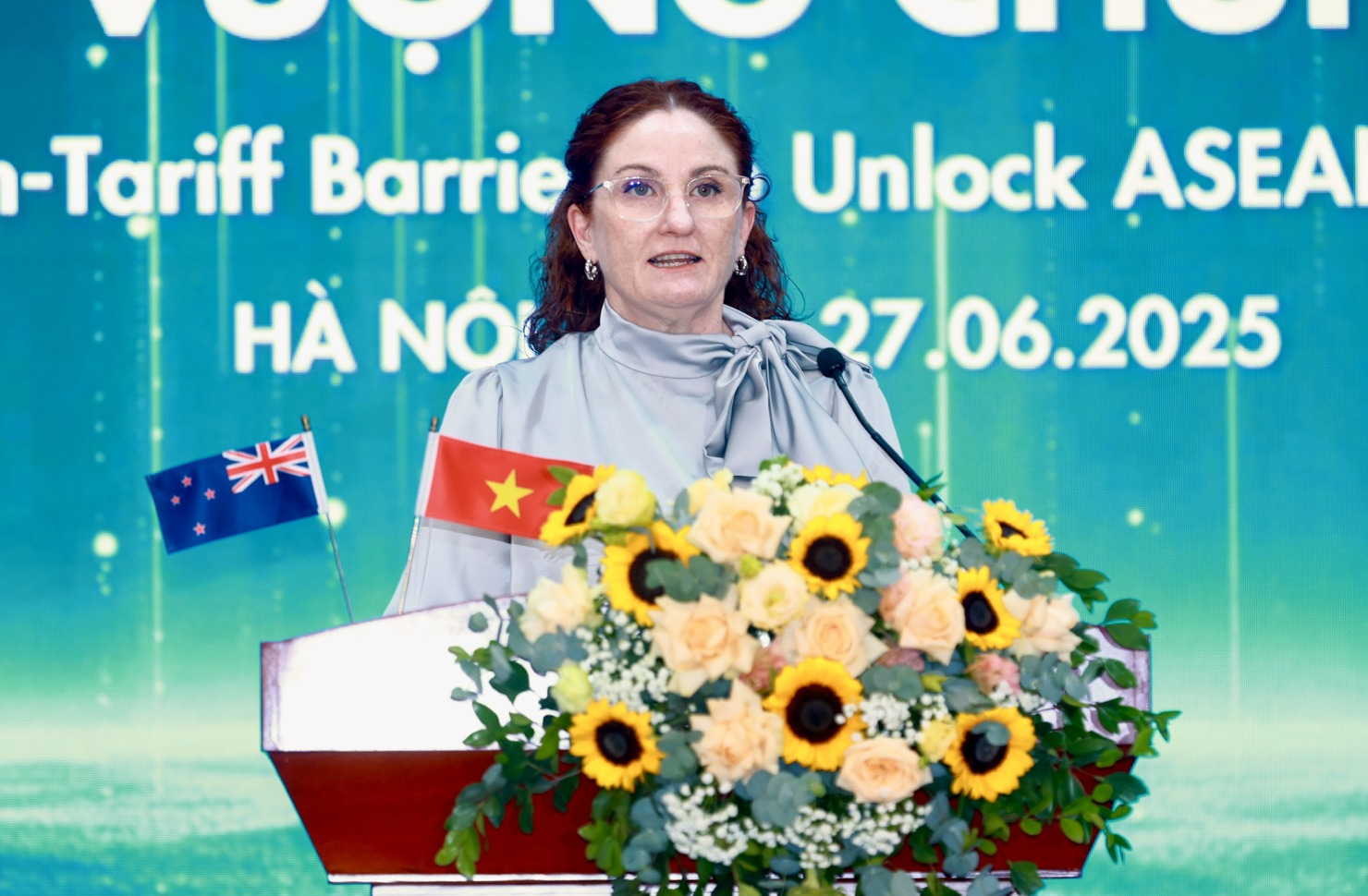 Bà Caroline Beresford - Đại sứ New Zealand tại Việt Nam.