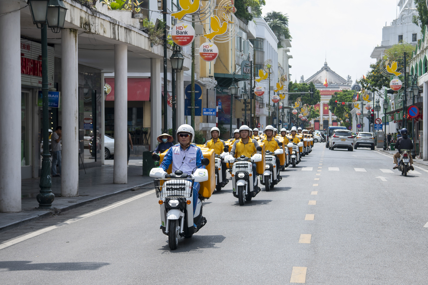 Honda đặt mục ti&ecirc;u giảm 46% lượng ph&aacute;t thải CO2 v&agrave;o năm 2030 v&agrave; tiến tới ph&aacute;t thải r&ograve;ng bằng 0 v&agrave;o năm 2050. Để hiện thực h&oacute;a mục ti&ecirc;u đ&oacute;, Honda Việt Nam đ&atilde; nghi&ecirc;n cứu v&agrave; đưa v&agrave;o triển khai nhiều dự &aacute;n quan trọng, đ&aacute;ng ch&uacute; &yacute; l&agrave; lộ tr&igrave;nh ph&aacute;t triển xe m&aacute;y điện tại thị trường Việt Nam.