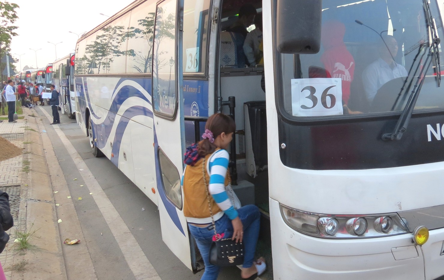 Xe Bus l&agrave; phương tiện di chuyển cho c&aacute;n bộ, c&ocirc;ng chức ở xa