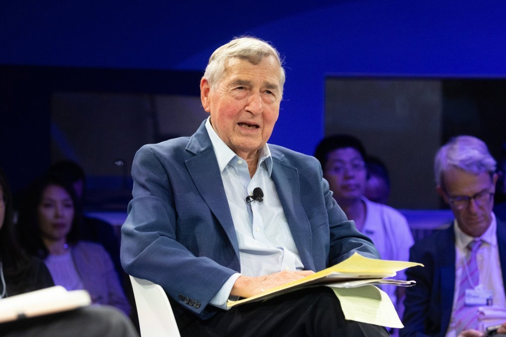 Giáo sư Graham Allison phát biểu tại phiên thảo luận của Davos mùa Hè hôm 26/6. Nguồn: SCMP. 