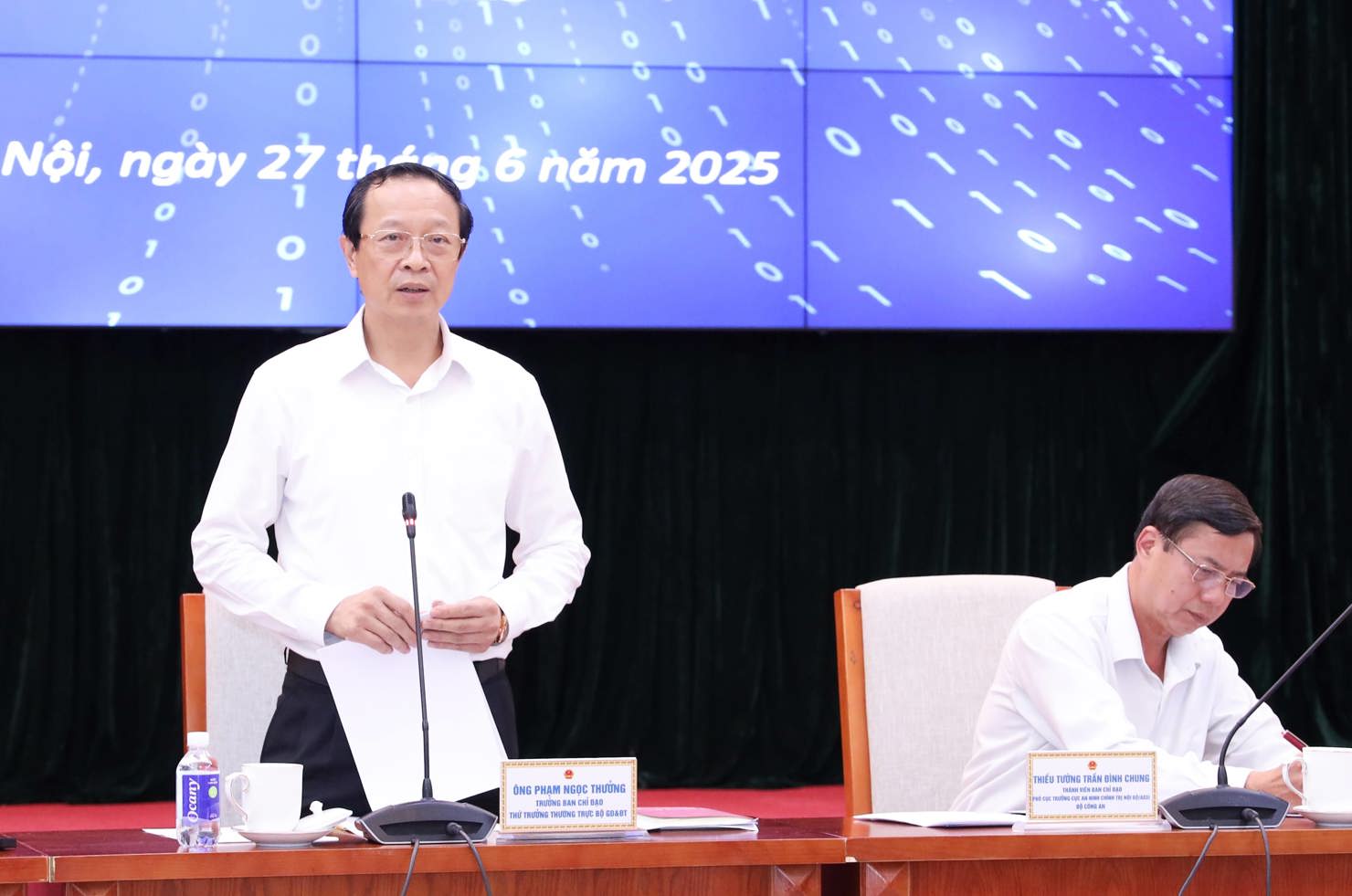 Thứ trưởng Bộ Giáo dục và Đào tạo Phạm Ngọc Thưởng điều hành buổi họp báo.