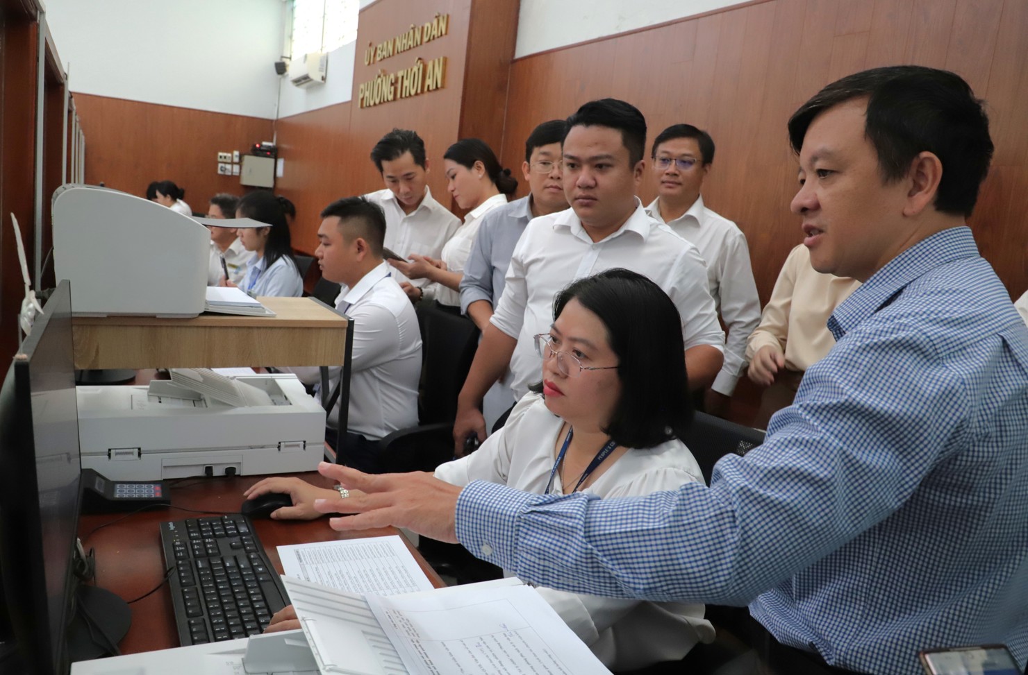 C&ocirc;ng chức phường Thới An, quận 12, TP. Hồ Ch&iacute; Minh vận h&agrave;nh thử nghiệm bộ m&aacute;y mới&nbsp;