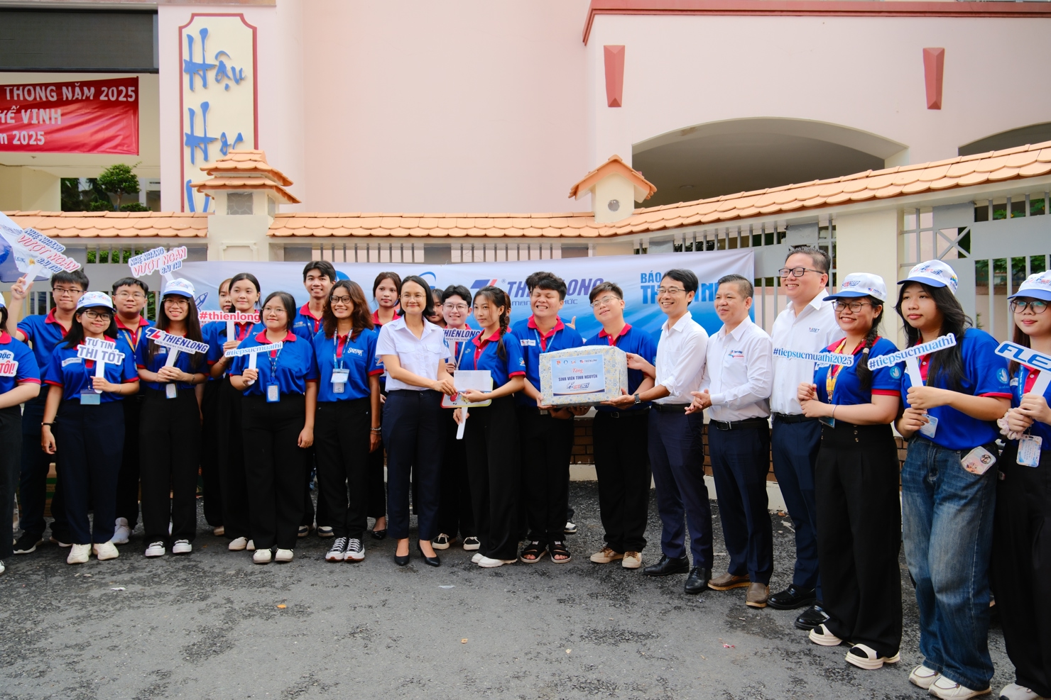 S&aacute;ng 27/6, l&atilde;nh đạo Th&agrave;nh đo&agrave;n, Hội Sinh vi&ecirc;n Việt Nam TP. Hồ Ch&iacute; Minh, Trung t&acirc;m Hỗ trợ học sinh, sinh vi&ecirc;n Th&agrave;nh phố v&agrave; đại diện Tập đo&agrave;n Thi&ecirc;n Long... đ&atilde; đến thăm đội h&igrave;nh sinh vi&ecirc;n t&igrave;nh nguyện tiếp sức m&ugrave;a thi năm 2025.