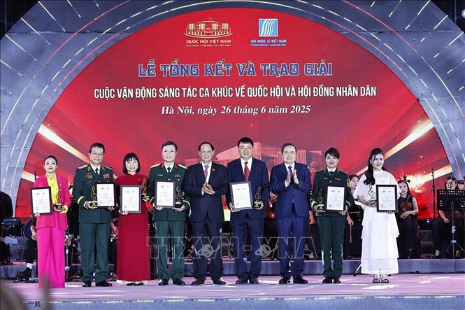 Chủ tịch Quốc hội Trần Thanh Mẫn và Phó Chủ tịch Quốc hội Trần Quang Phương trao giải B cho tác giả, nhóm tác giả. Ảnh: TTXVN