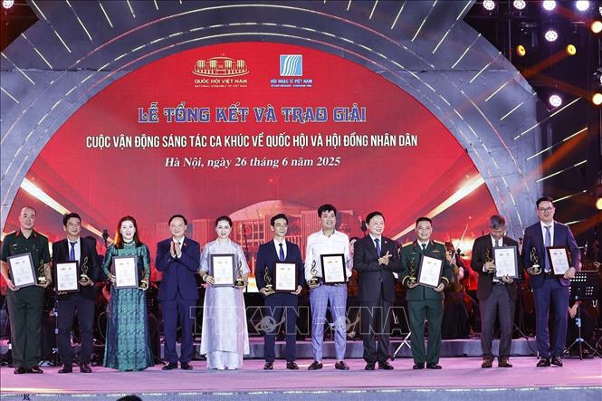 Phó Chủ tịch Quốc hội Nguyễn Khắc Định và Phó Thủ tướng Trần Hồng Hà trao giải C cho tác giả, nhóm tác giả. Ảnh: TTXVN