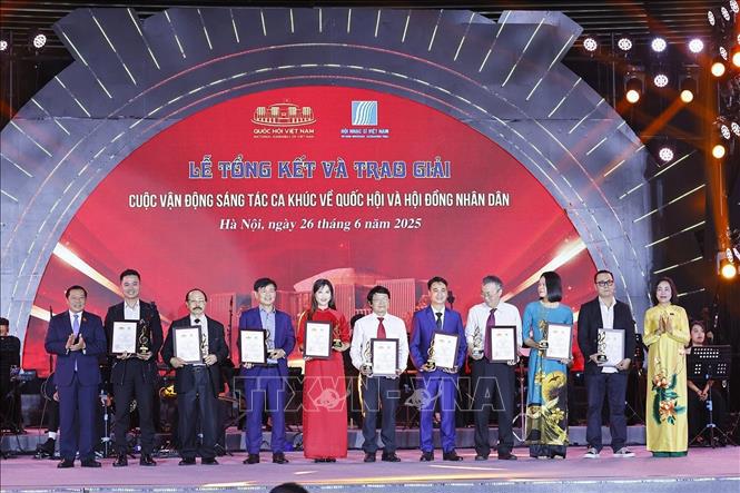 Phó Chủ tịch Quốc hội Nguyễn Thị Thanh và Phó Trưởng ban Thường trực Ban Tuyên giáo và Dân vận Trung ương Lại Xuân Môn trao Giải khuyến khích cho tác giả, nhóm tác giả. Ảnh: TTXVN