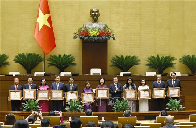 Phó Chủ tịch Quốc hội Nguyễn Đức Hải trao tặng Bằng khen cho các Trưởng đoàn, Phó trưởng đoàn chuyên trách có thành tích xuất sắc trong hoạt động của Đoàn đại biểu Quốc hội khoá XV - Ảnh: TTXVN.