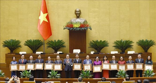 Chủ tịch Quốc hội Trần Thanh Mẫn trao tặng Bằng khen cho các Trưởng đoàn, Phó Trưởng đoàn chuyên trách có thành tích xuất sắc trong hoạt động của Đoàn đại biểu Quốc hội khoá XV - Ảnh: TTXVN. 