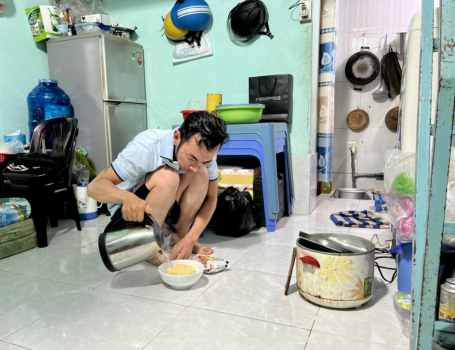 Theo khảo sát của Tổng Liên đoàn Lao động Việt Nam, cuộc sống của người lao động vẫn còn gặp nhiều khó khăn. 