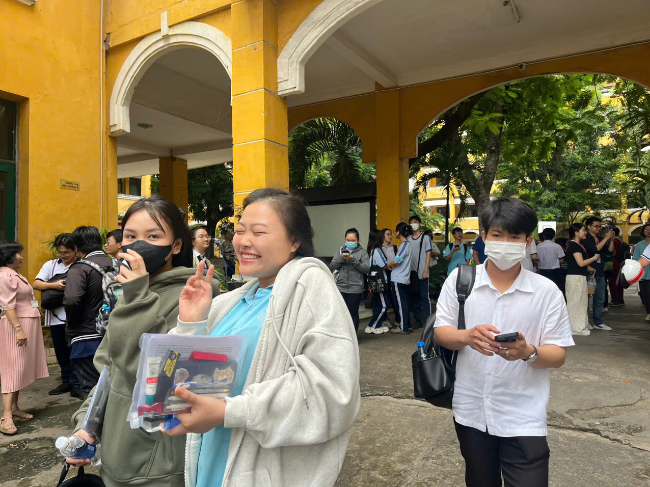 Thí sinh vui vẻ, nhẹ nhõm sau khi hoàn thành bài thi cuối kỳ thi tốt nghiệp THPT. 