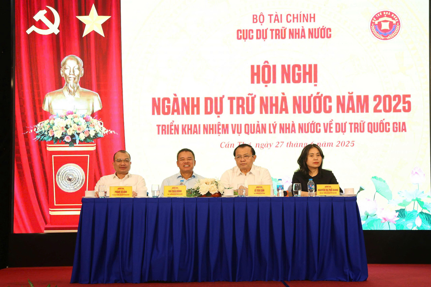 Thứ trưởng Bộ Tài chính Lê Tấn Cận, Lãnh đạo Cục Dự trữ Nhà nước chủ trì Hội nghị. 