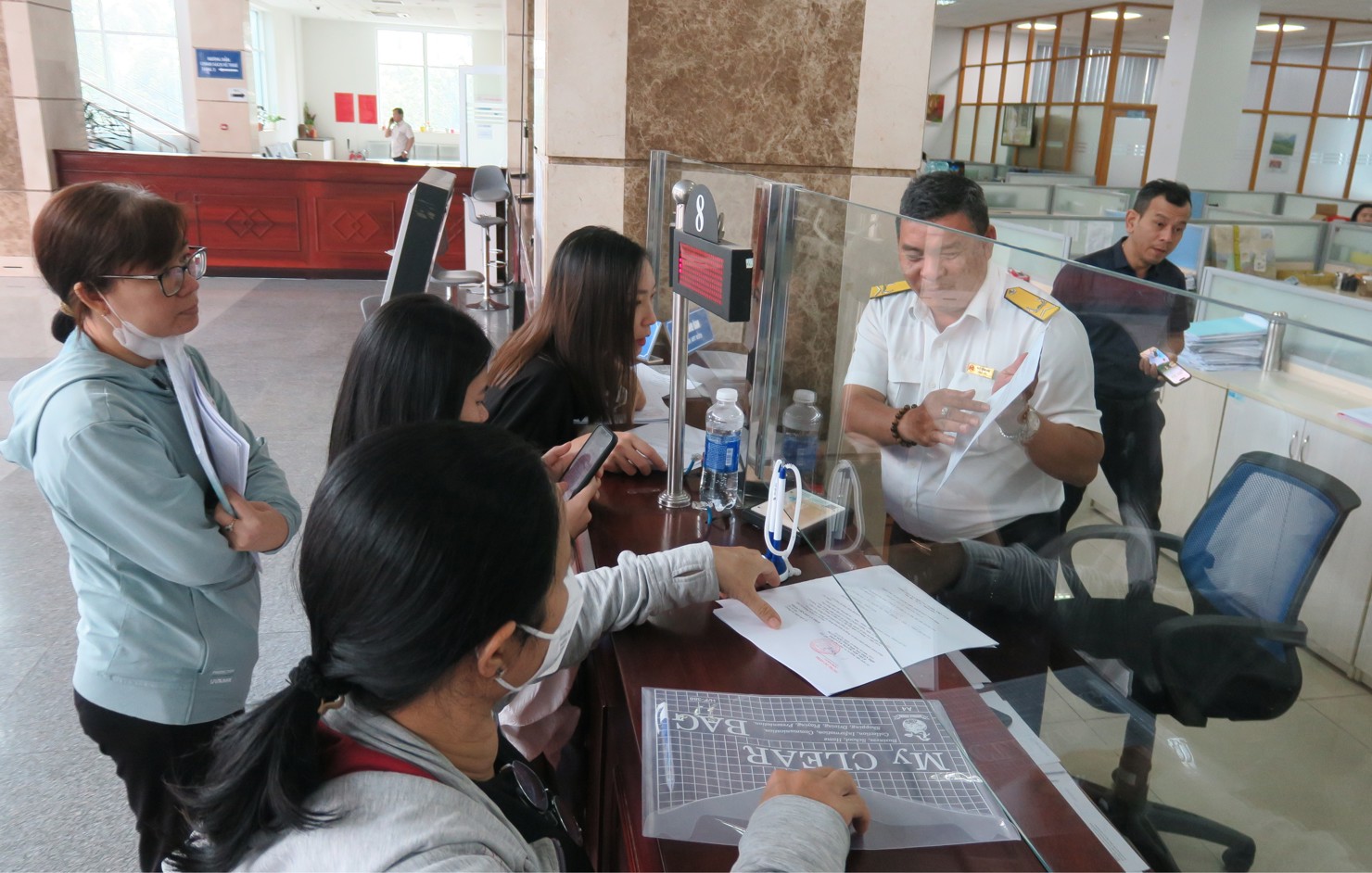 TP. Hồ Chí Minh xử lý nghiêm các trường hợp chỉ nhận thanh toán bằng tiền mặt khi bán hàng hóa, dịch vụ. Ảnh: Đức Mỹ