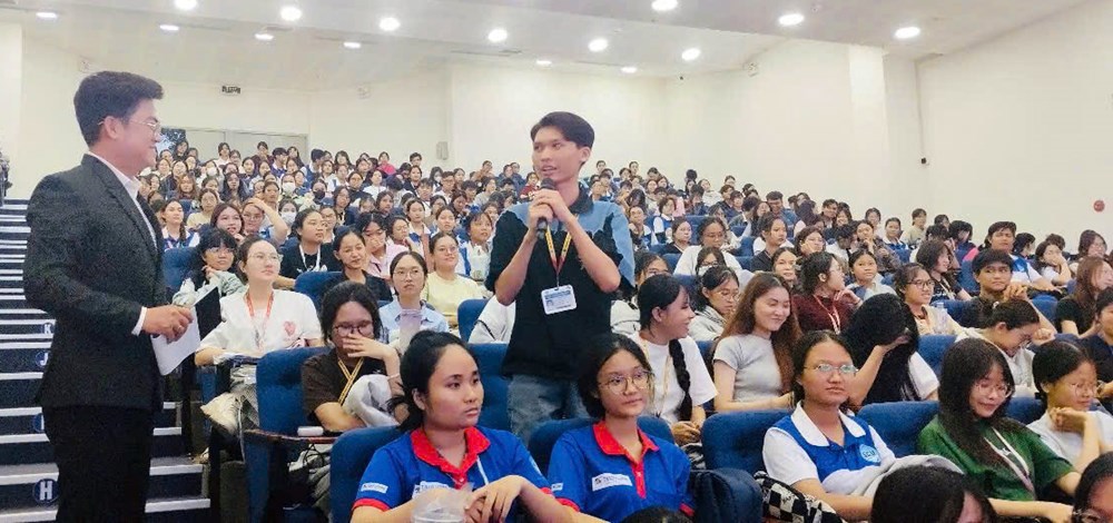 Chương trình có sự tham gia của đông đảo sinh viên, các bạn trẻ tham gia hoạt động giao lưu, tương tác. Ảnh: VHO