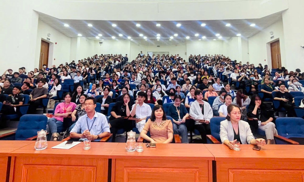 Các hình thức tuyên truyền được đa dạng hóa, phù hợp với từng nhóm đối tượng. Ảnh: VHO