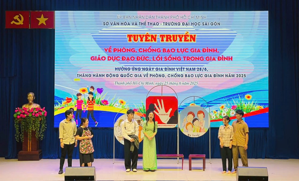 Tuyên truyền phòng, chống bạo lực gia đình với hình thức sân khấu hóa sinh động, dễ tiếp cận. Ảnh: VHO
