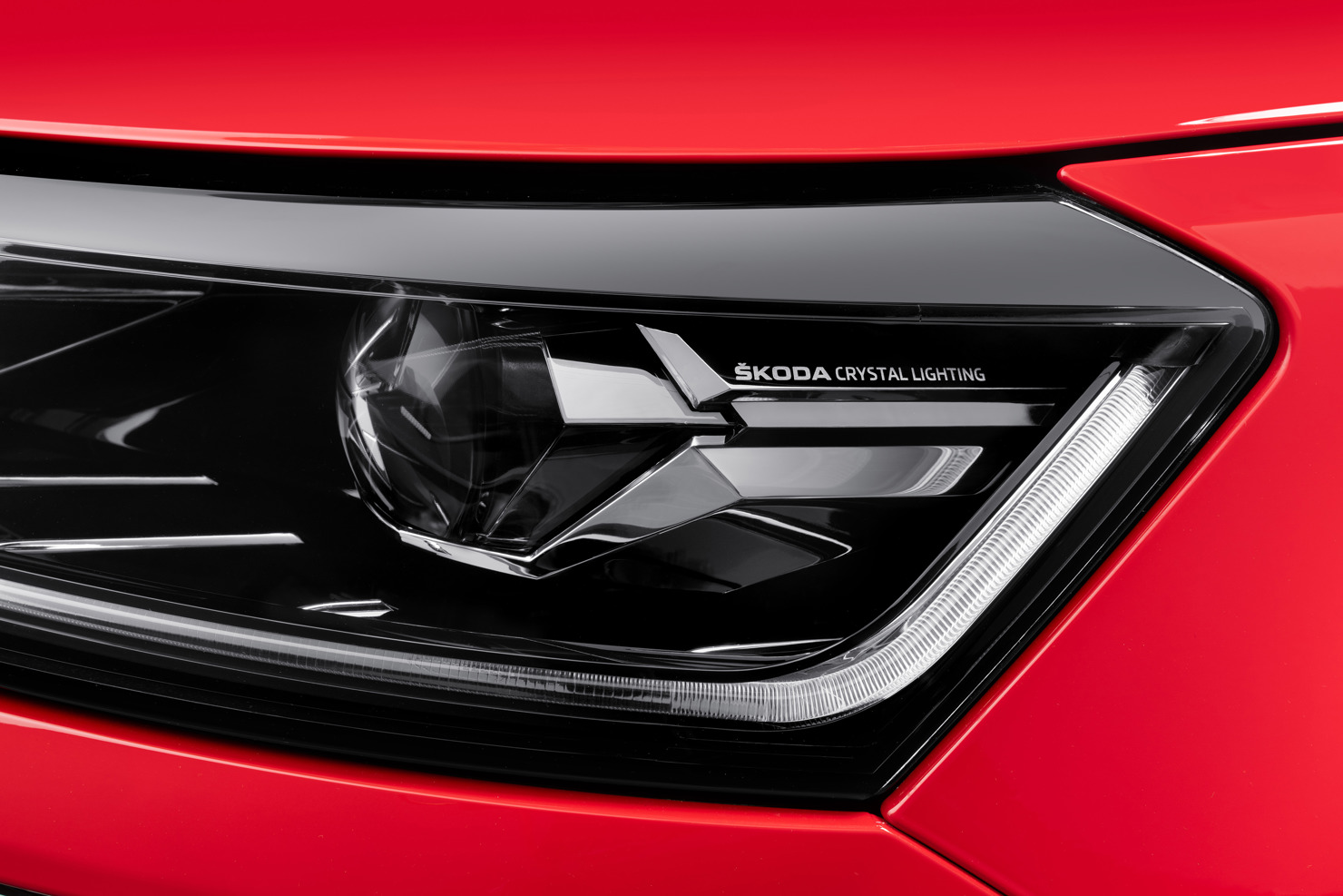 Với 4 màu Đỏ (Tornado Red); Trắng (Candy White); Xám (Carbon Steel) và Xanh (Lava Blue) Skoda Kushaq được phân phối tại thị trường Việt Nam với 2 phiên bản Skoda Kushaq Style và Skoda Kushaq Ambition