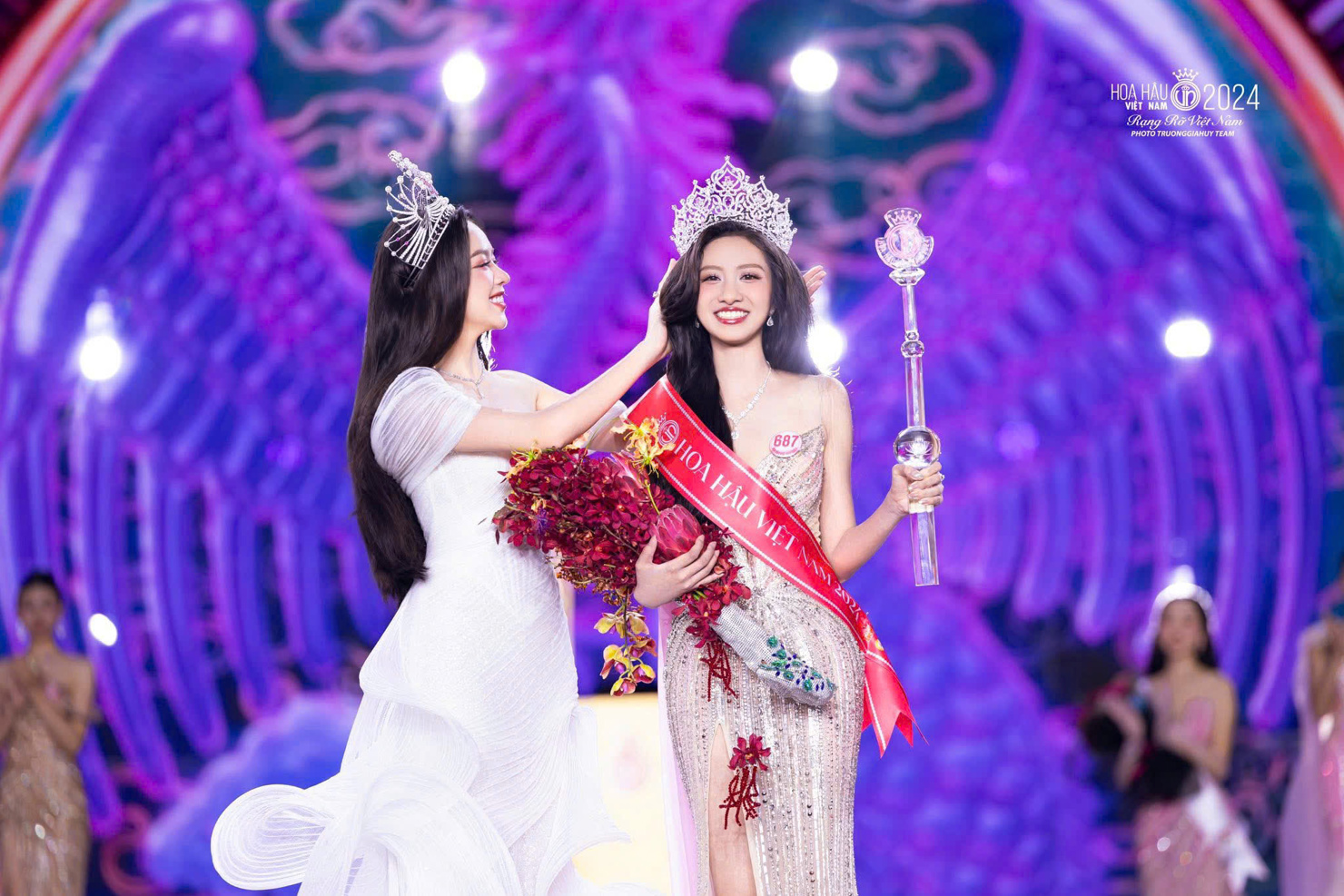 Vương miện Hoa hậu Việt Nam 2024 được trao cho Hà Trúc Linh từ Hoa hậu Thanh Thủy
