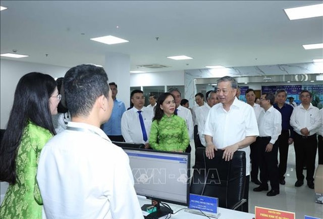 Tổng Bí thư Tô Lâm thăm, khảo sát thực tế tại Trung tâm dịch vụ hành chính công phường Xuân Hòa, TP. Hồ Chí Minh. Ảnh: Thống Nhất/TTXVN .