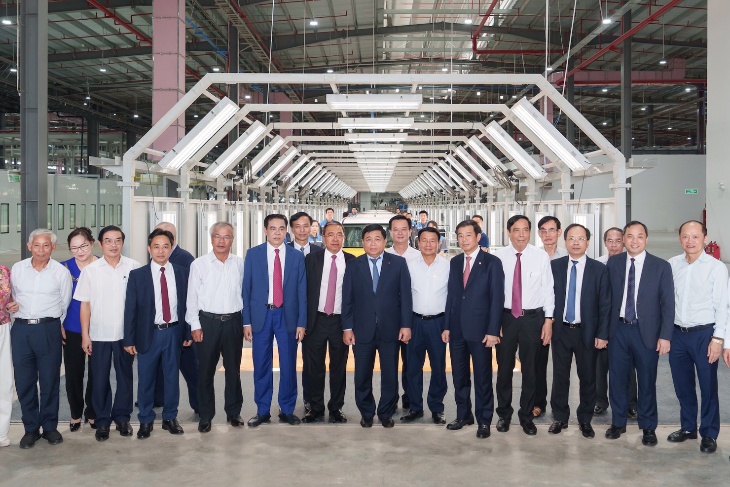 Lễ khánh thành Nhà máy sản xuất ô tô điện VinFast Hà Tĩnh có sự tham dự của Phó Thủ tướng Chính phủ Nguyễn Chí Dũng, cùng các lãnh đạo, nguyên lãnh đạo cấp cao của Đảng, Nhà nước và tỉnh Hà Tĩnh.