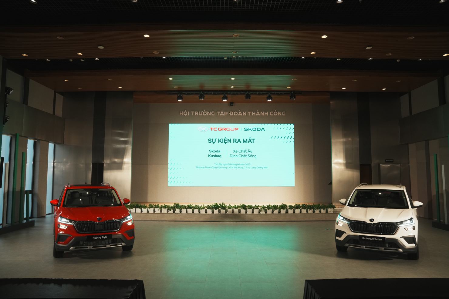 Skoda Kushaq, sẽ cạnh trạnh trong ph&acirc;n kh&uacute;c CUV hạng B, với 2 phi&ecirc;n bản: Ambition c&oacute; gi&aacute; 599 triệu đồng&nbsp;v&agrave; Style gi&aacute; 649 triệu đồng. Trong th&aacute;ng 7 v&agrave; 8 tới, xe được nh&agrave; ph&acirc;n phối ưu đ&atilde;i giảm gi&aacute; 10 triệu đồng đối với cả hai phi&ecirc;n bản.