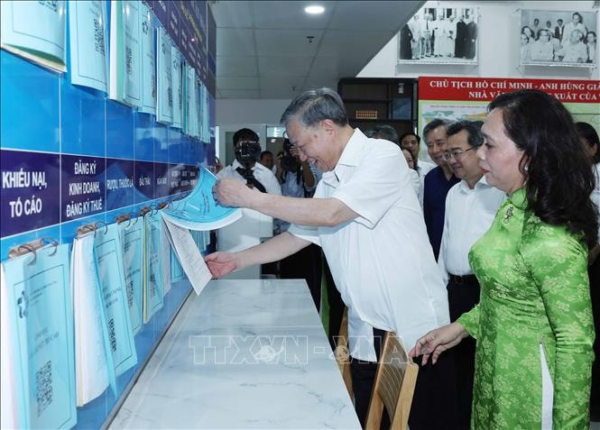 Tổng Bí thư Tô Lâm thăm, khảo sát thực tế tại Trung tâm dịch vụ hành chính công phường Xuân Hòa, TP. Hồ Chí Minh. Ảnh: Thống Nhất/TTXVN. 