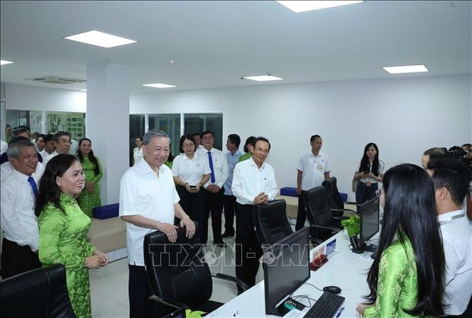 Tổng Bí thư Tô Lâm thăm, khảo sát thực tế tại Trung tâm dịch vụ hành chính công phường Xuân Hòa, TP. Hồ Chí Minh. Ảnh: Thống Nhất/TTXVN. 