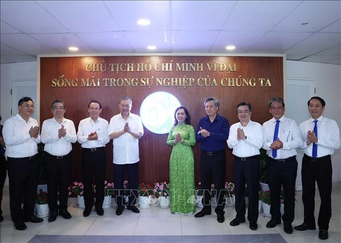 Tổng Bí thư Tô Lâm thăm, khảo sát thực tế tại Trung tâm dịch vụ hành chính công phường Xuân Hòa, TP. Hồ Chí Minh. Ảnh: Thống Nhất/TTXVN. 