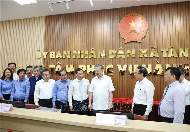 Tổng Bí thư Tô Lâm thăm Trung tâm dịch vụ hành chính công tại xã Tân Vĩnh Lộc, TP. Hồ Chí Minh. Ảnh: Thống Nhất/TTXVN. 
