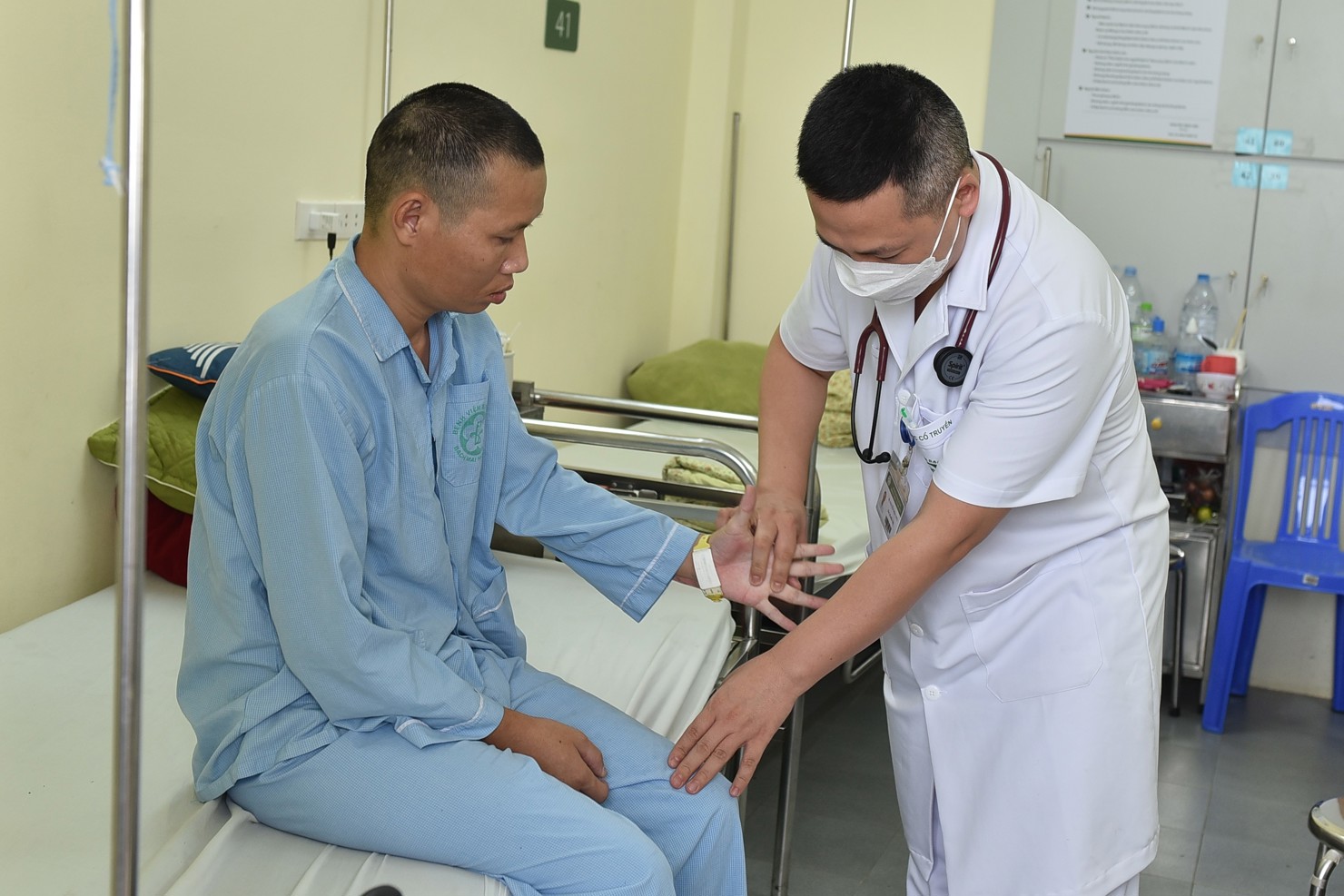 Anh Nguyễn Văn Bốn là một trong 5 bệnh nhân được trao tặng thẻ bảo hiểm y tế.